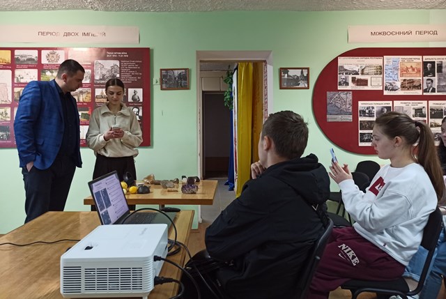 Під керівництвом Ігоря Кузика учні вчаться визначати вміст нітратів у овочах